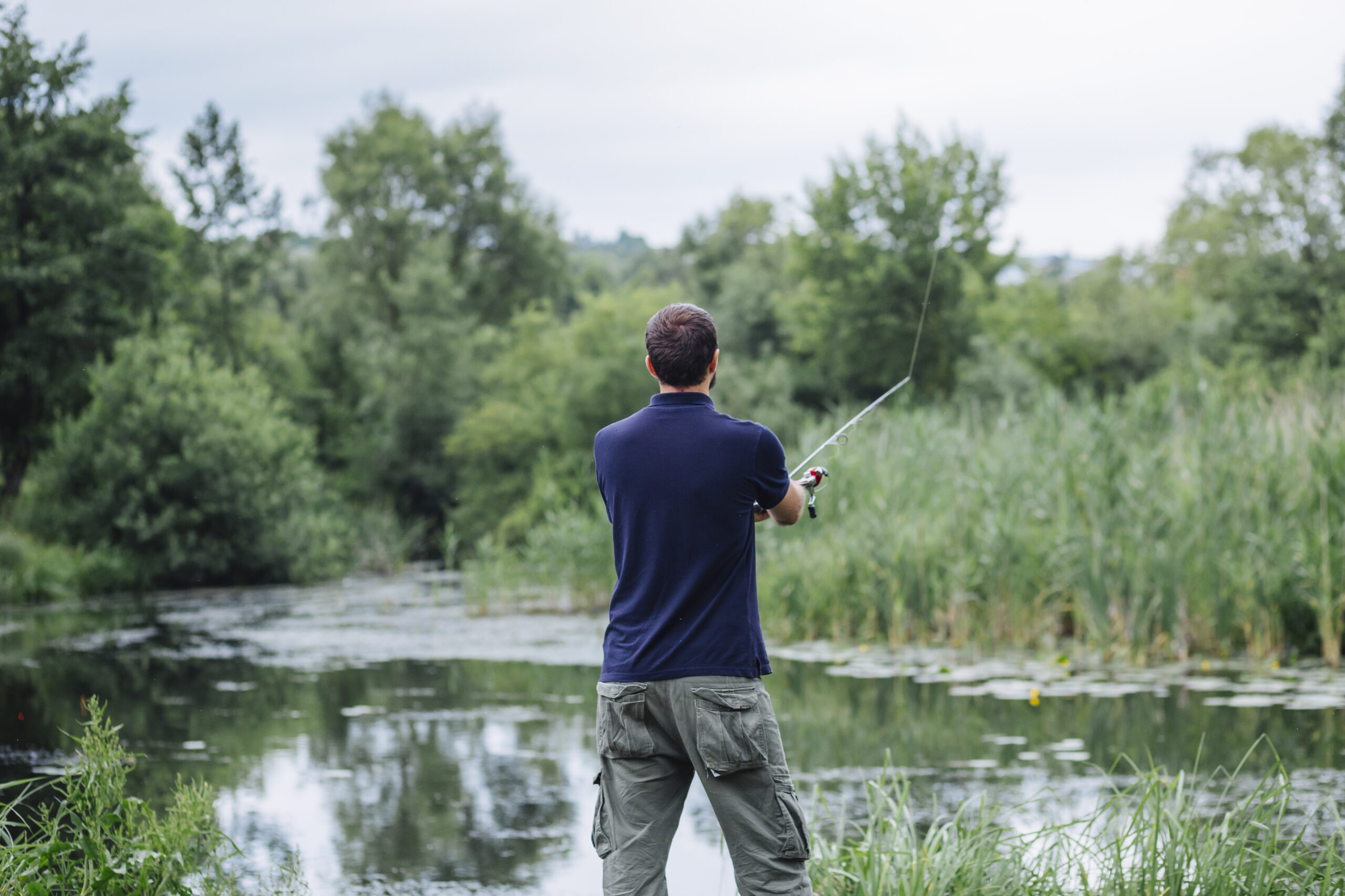 Guia Completo para Equipamentos de Pesca em Açude Tudo o Que Você Precisa para uma Pescaria Perfeita